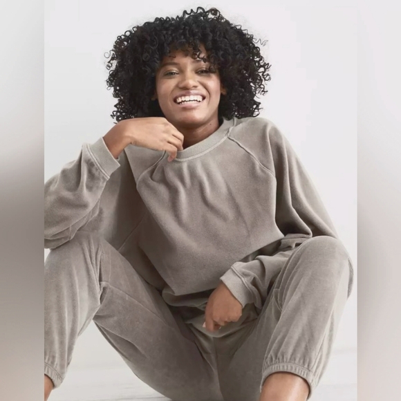 Aerie Gray Velour Oversized Sweatshirt Raglan Womens Size Medium Loungewear - Picture 1 of 4